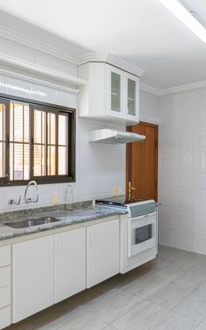 Casa à venda com 195m², 3 quartos e 6 vagas Casa à venda com 195m², 3 quartos e 6 vagasCozinha