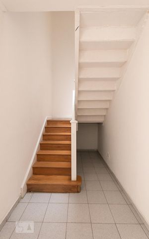 Casa à venda com 170m², 3 quartos e 2 vagasEscada 