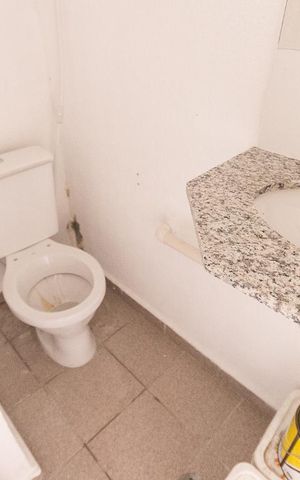 Casa à venda com 170m², 3 quartos e 2 vagasBanheiro da garagem 