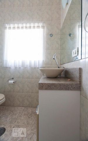Casa para alugar com 200m², 3 quartos e 2 vagasBanheiro social