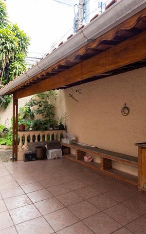 Casa para alugar com 200m², 3 quartos e 2 vagasQuintal com churasqueira