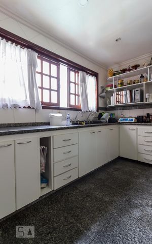 Casa à venda com 300m², 4 quartos e 4 vagasCozinha