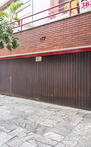Casa à venda com 300m², 4 quartos e 4 vagasFachada 