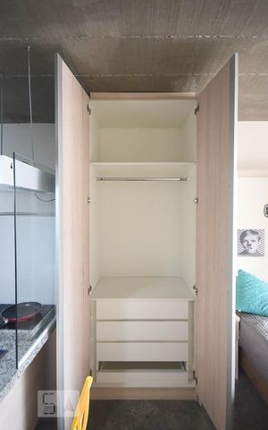 Apartamento à venda com 29m², 1 quarto e sem vaga Apartamento à venda com 29m², 1 quarto e sem vagaArmário do quarto