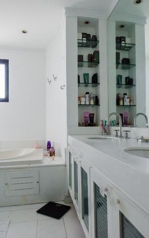 Apartamento à venda com 319m², 4 quartos e 5 vagas Apartamento à venda com 319m², 4 quartos e 5 vagasBanheiro Suíte 4