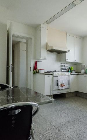 Apartamento à venda com 319m², 4 quartos e 5 vagas Apartamento à venda com 319m², 4 quartos e 5 vagasCozinha