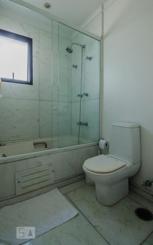 Apartamento à venda com 319m², 4 quartos e 5 vagas Apartamento à venda com 319m², 4 quartos e 5 vagasBanheiro Suíte 1