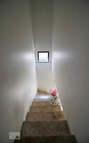 Casa à venda com 126m², 4 quartos e 2 vagasEscadas
