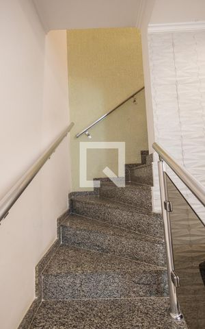 Casa de condomínio à venda com 180m², 3 quartos e 3 vagasEscada