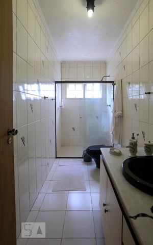 Casa para alugar com 190m², 4 quartos e 2 vagas Casa para alugar com 190m², 4 quartos e 2 vagasBanheiro da Suite 3