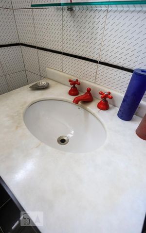 Casa para alugar com 190m², 4 quartos e 2 vagas Casa para alugar com 190m², 4 quartos e 2 vagasBanheiro da Suite 1
