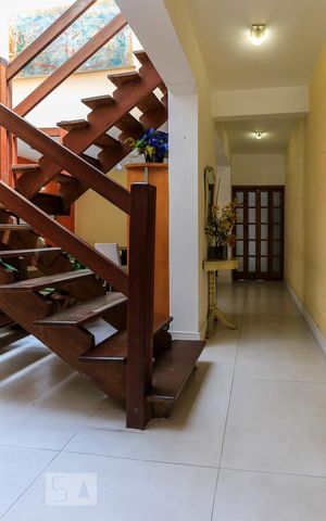 Casa para alugar com 190m², 4 quartos e 2 vagas Casa para alugar com 190m², 4 quartos e 2 vagasCorredor