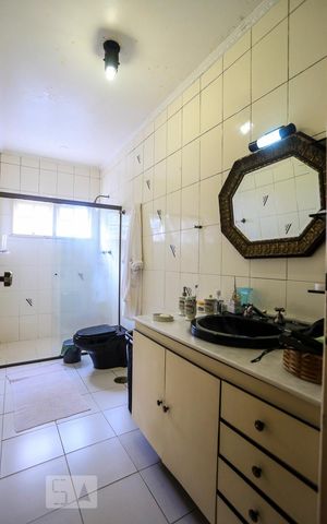 Casa para alugar com 190m², 4 quartos e 2 vagas Casa para alugar com 190m², 4 quartos e 2 vagasBanheiro da Suite 3
