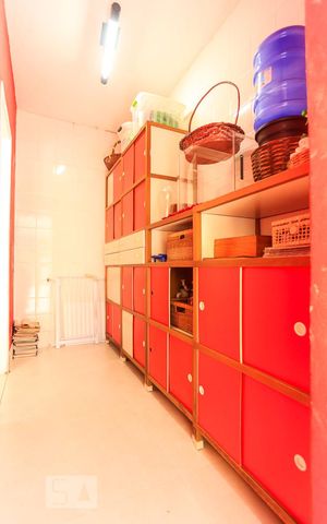 Casa para alugar com 190m², 4 quartos e 2 vagas Casa para alugar com 190m², 4 quartos e 2 vagasCorredor Armários