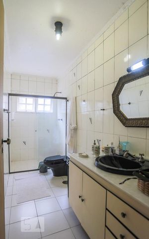 Casa para alugar com 190m², 4 quartos e 2 vagas Casa para alugar com 190m², 4 quartos e 2 vagasBanheiro da Suite 3