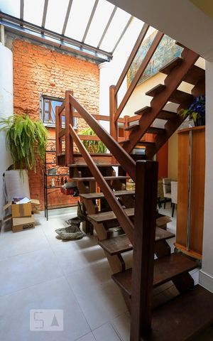Casa para alugar com 190m², 4 quartos e 2 vagas Casa para alugar com 190m², 4 quartos e 2 vagasEscada