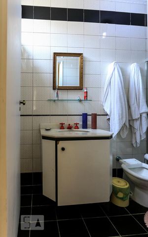 Casa para alugar com 190m², 4 quartos e 2 vagas Casa para alugar com 190m², 4 quartos e 2 vagasBanheiro da Suite 1