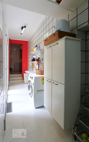Casa para alugar com 190m², 4 quartos e 2 vagas Casa para alugar com 190m², 4 quartos e 2 vagasCozinha