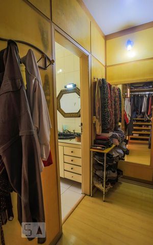 Casa para alugar com 190m², 4 quartos e 2 vagas Casa para alugar com 190m², 4 quartos e 2 vagasCloset da Suite 3