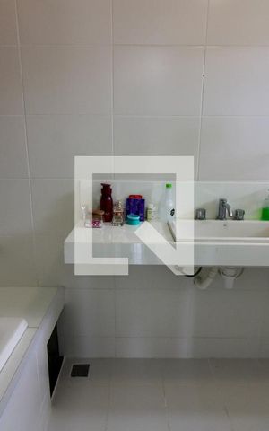 Casa de condomínio à venda com 240m², 3 quartos e 1 vaga Casa de condomínio à venda com 240m², 3 quartos e 1 vagaBanheiro da Suíte