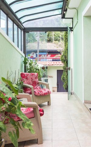 Casa à venda com 210m², 3 quartos e 5 vagasCorredor Lateral