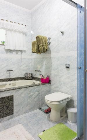 Casa à venda com 210m², 3 quartos e 5 vagasBanheiro Suite 1