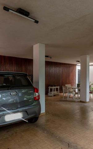 Casa à venda com 300m², 4 quartos e 2 vagas Casa à venda com 300m², 4 quartos e 2 vagasEntrada da Casa e Garagem