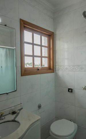 Casa à venda com 256m², 5 quartos e 4 vagas Casa à venda com 256m², 5 quartos e 4 vagasBanheiro da Suíte 1