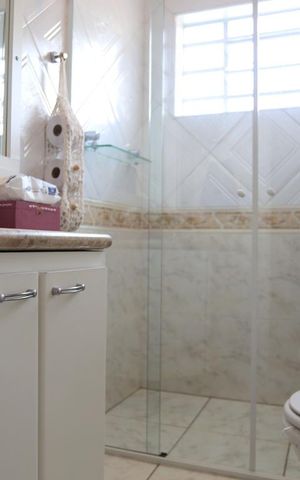 Casa à venda com 380m², 4 quartos e 4 vagasBanheiro da Suíte 02