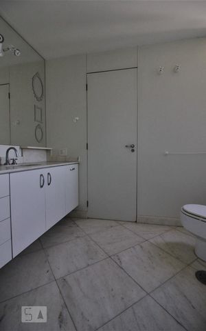 Apartamento à venda com 350m², 6 quartos e 5 vagasBanheiro da suíte 1
