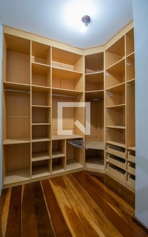 Casa à venda com 242m², 4 quartos e 2 vagasCloset da suíte