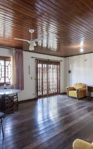 Casa à venda com 180m², 4 quartos e 2 vagas Casa à venda com 180m², 4 quartos e 2 vagasSala segundo piso