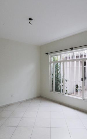 Casa à venda com 150m², 3 quartos e 2 vagas Casa à venda com 150m², 3 quartos e 2 vagasSala