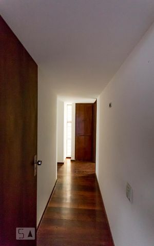 Casa à venda com 463m², 6 quartos e 6 vagas Casa à venda com 463m², 6 quartos e 6 vagasCorredor com armário