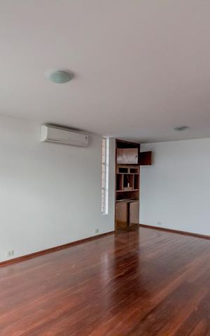 Casa à venda com 463m², 6 quartos e 6 vagas Casa à venda com 463m², 6 quartos e 6 vagasSala