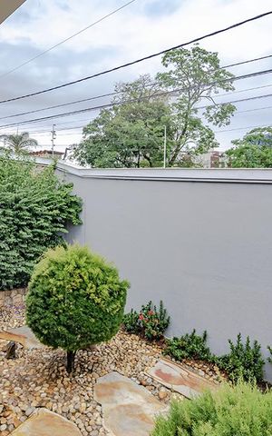 Casa à venda com 550m², 5 quartos e 5 vagas Casa à venda com 550m², 5 quartos e 5 vagasEntrada