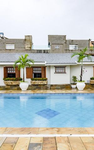 Casa à venda com 550m², 5 quartos e 5 vagas Casa à venda com 550m², 5 quartos e 5 vagasPiscina