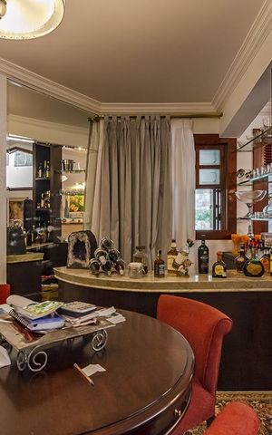 Casa à venda com 550m², 5 quartos e 5 vagas Casa à venda com 550m², 5 quartos e 5 vagasSala