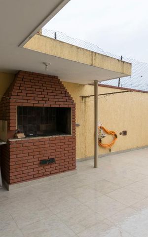 Casa à venda com 450m², 4 quartos e 8 vagasFundos - Churrasqueira