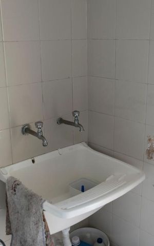 Casa à venda com 450m², 4 quartos e 8 vagasFundos - Área de serviço (Tanque)