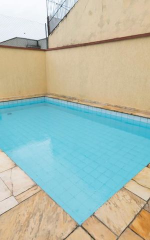 Casa à venda com 450m², 4 quartos e 8 vagasFundos - Piscina