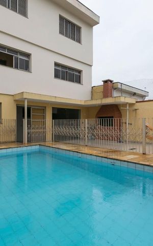 Casa à venda com 450m², 4 quartos e 8 vagasFundos