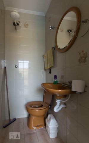 Casa à venda com 450m², 4 quartos e 8 vagasFundos - Banheiro de serviço