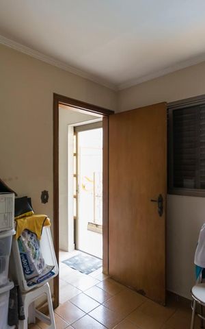 Casa à venda com 450m², 4 quartos e 8 vagasFundos - Quarto de serviço