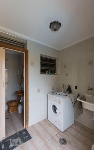 Casa à venda com 450m², 4 quartos e 8 vagasFundos - Área de serviço