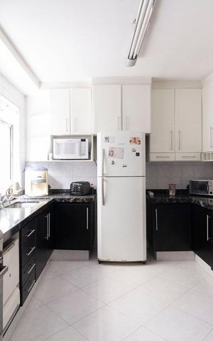 Casa à venda com 260m², 4 quartos e 6 vagas Casa à venda com 260m², 4 quartos e 6 vagasCozinha