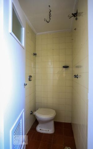 Apartamento para alugar com 76m², 2 quartos e 1 vaga Apartamento para alugar com 76m², 2 quartos e 1 vagaBanheiro de Serviço