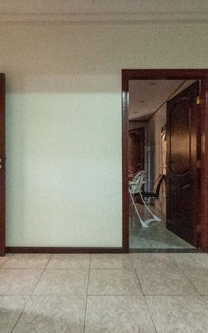 Casa à venda com 445m², 4 quartos e sem vaga Casa à venda com 445m², 4 quartos e sem vagaHall Escada