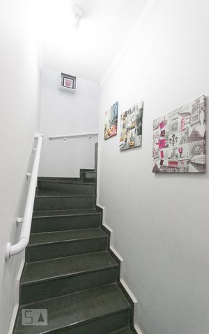 Casa à venda com 205m², 3 quartos e 2 vagasEscada