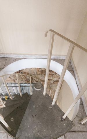 Casa à venda com 205m², 3 quartos e 2 vagasEscada da varanda
